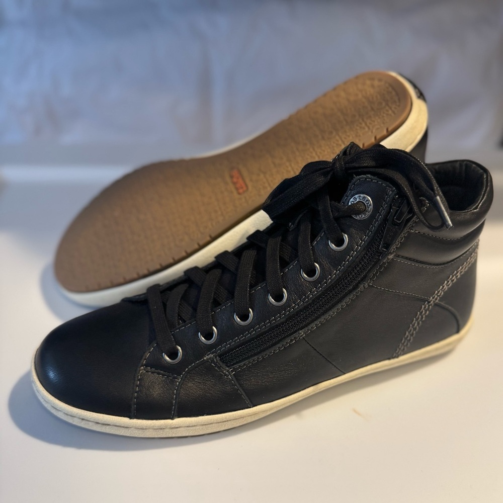 Taos Women Black Union Shoes, Size 8